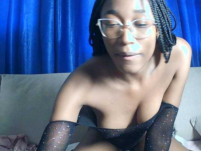 Queennana live cam on BongaCams