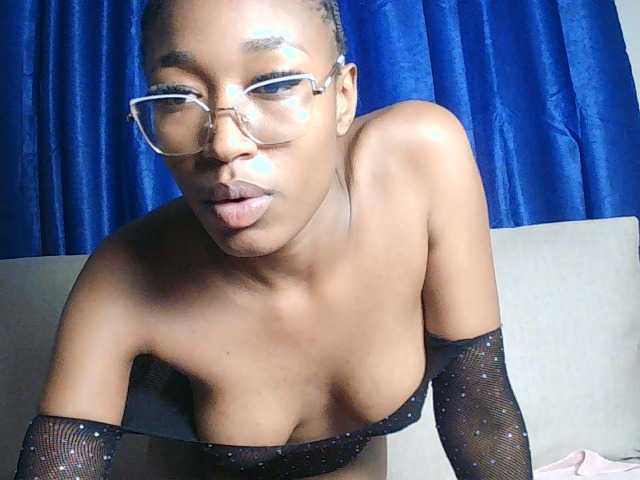 Queennana live cam on BongaCams