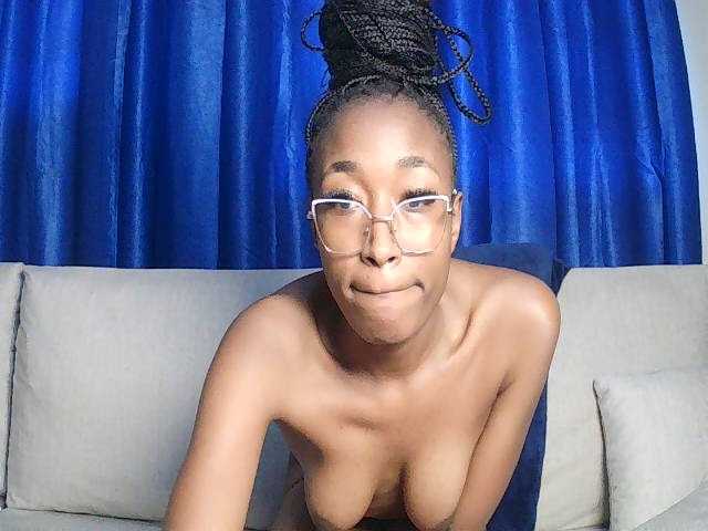 Queennana live cam on BongaCams