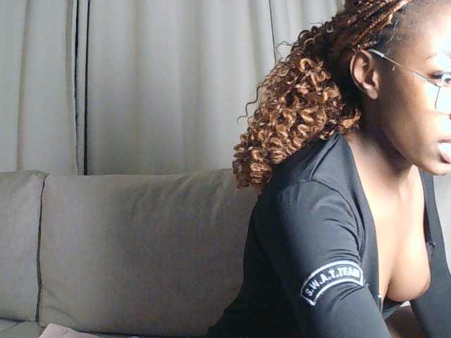 Queennana live cam on BongaCams
