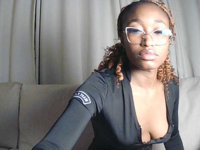 Queennana live cam on BongaCams
