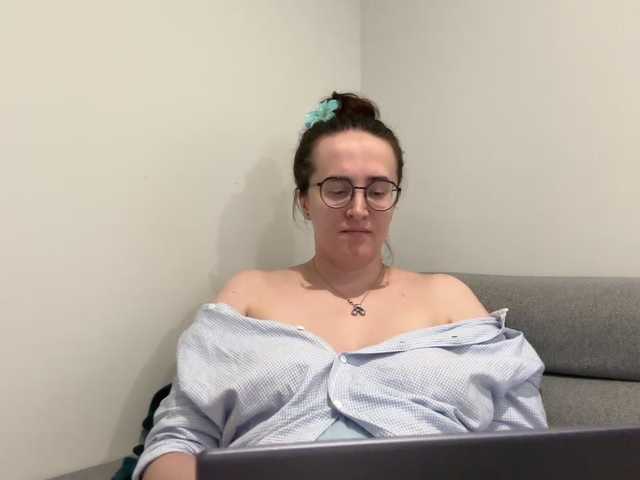 le modèle SofiaPleasure est en webcam porno dans un show sur le site bongacams, il possède les tags suivants: White/Caucasian,Brunette,Shaved