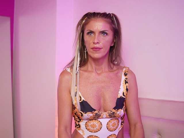 NaomiAmora live cam on BongaCams