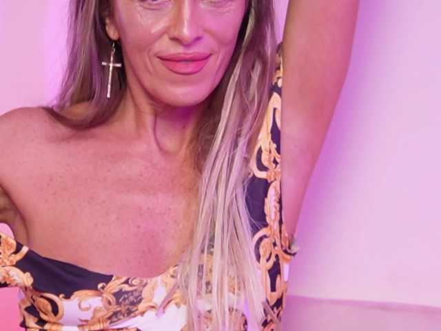 NaomiAmora live cam on BongaCams