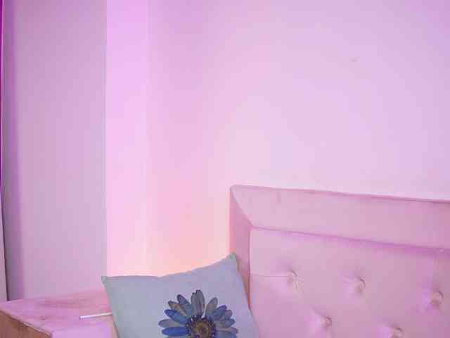NaomiAmora webcam