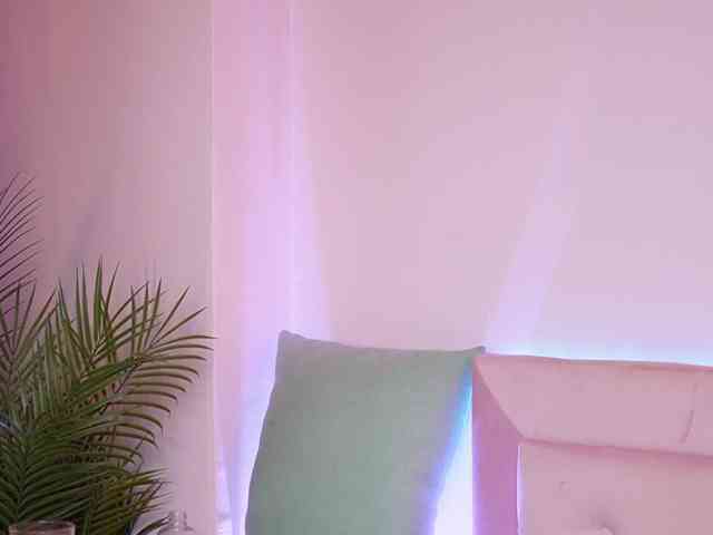 NaomiAmora webcam