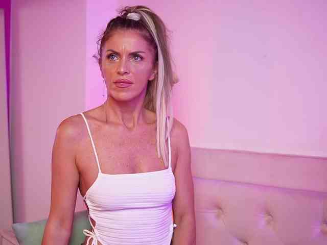 NaomiAmora webcam