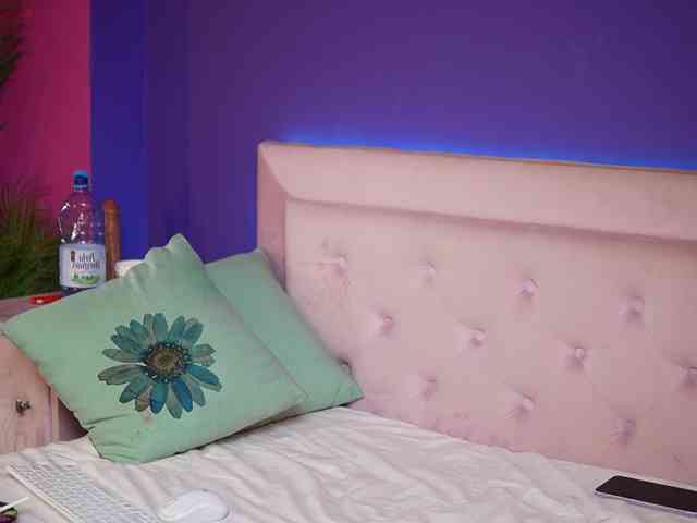 NaomiAmora webcam