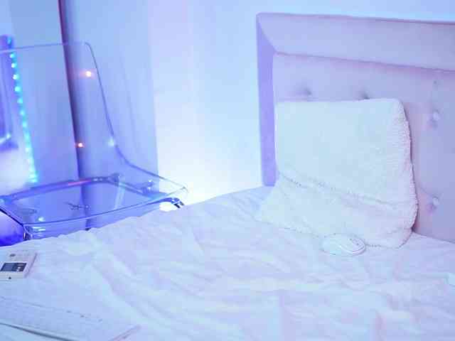 NaomiAmora webcam
