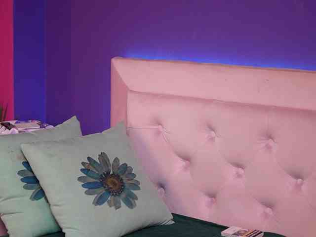 NaomiAmora webcam