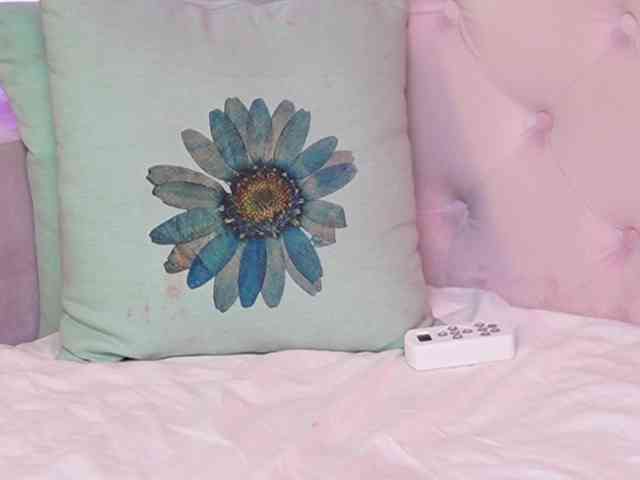 NaomiAmora webcam