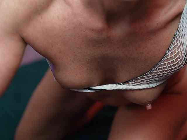 NaomiAmora webcam