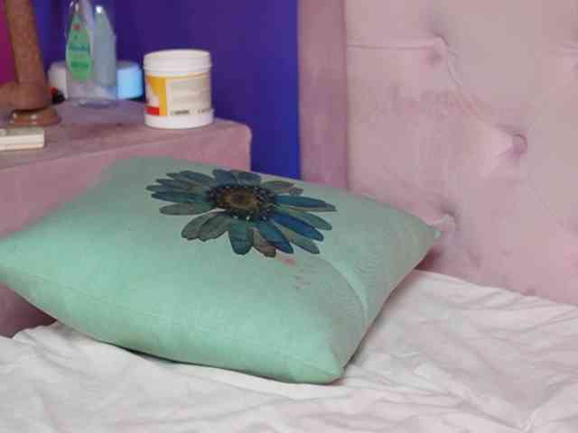 NaomiAmora webcam