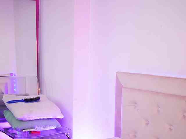 NaomiAmora webcam