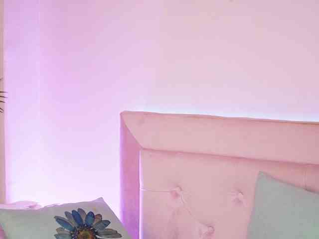 NaomiAmora webcam