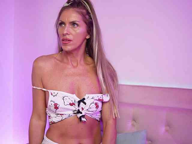 NaomiAmora webcam