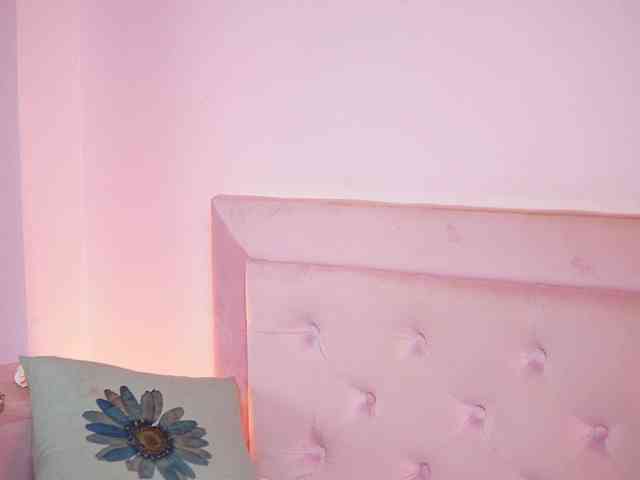 NaomiAmora webcam