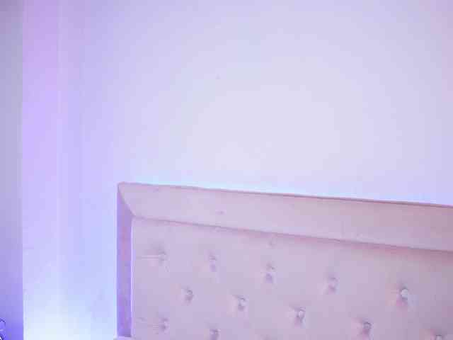 NaomiAmora webcam