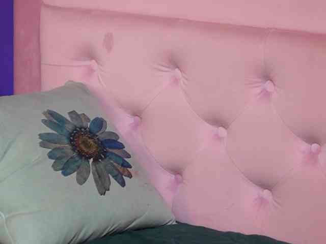 NaomiAmora webcam