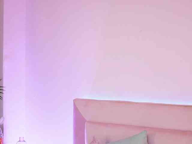 NaomiAmora webcam