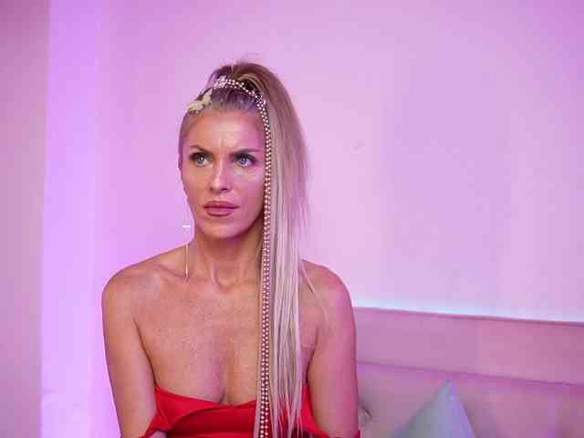 NaomiAmora webcam