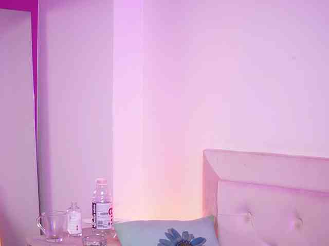 NaomiAmora webcam
