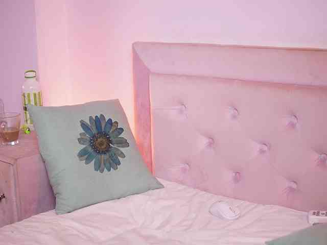 NaomiAmora webcam