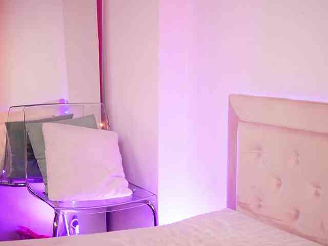 NaomiAmora webcam
