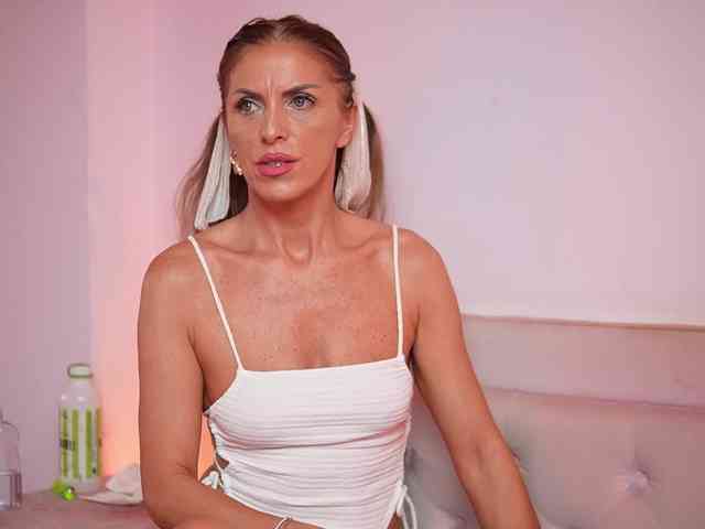 NaomiAmora webcam