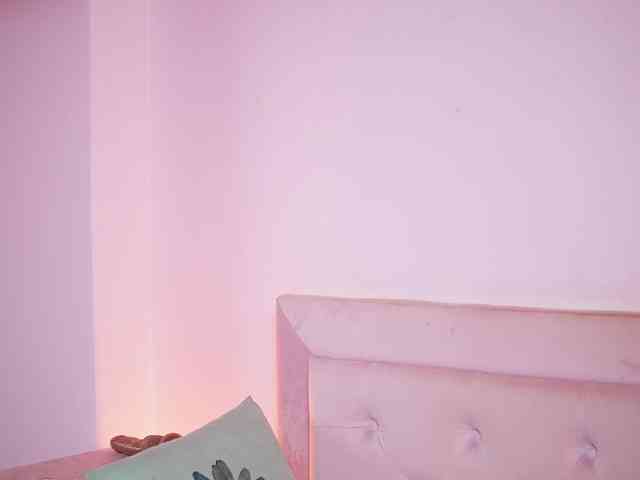 NaomiAmora webcam