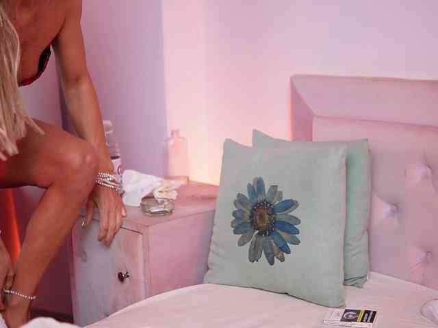 NaomiAmora webcam