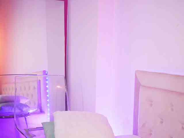 NaomiAmora webcam