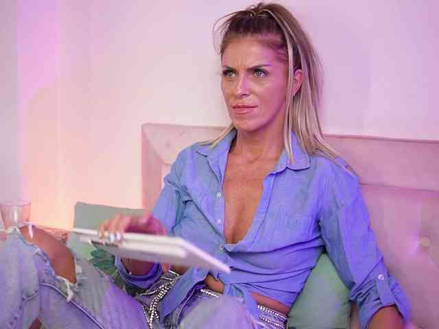 NaomiAmora webcam