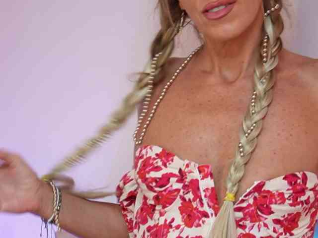 NaomiAmora webcam