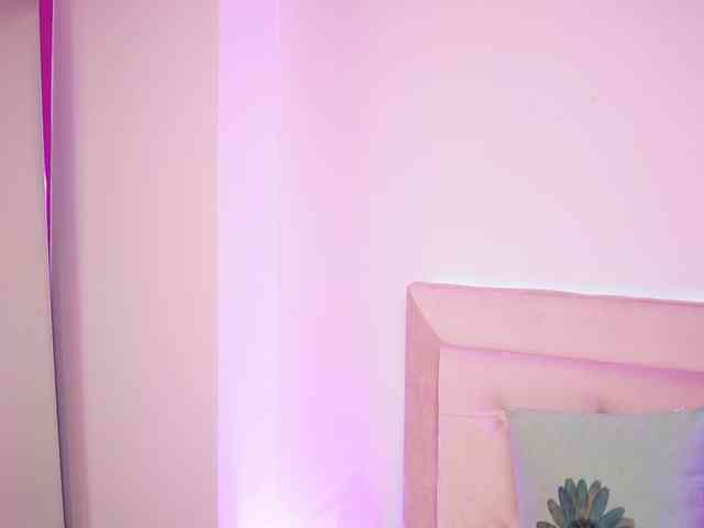 NaomiAmora webcam
