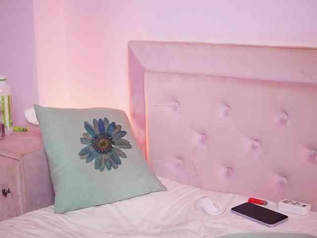 NaomiAmora webcam