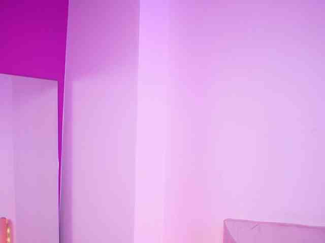 NaomiAmora webcam