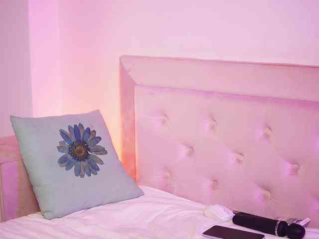 NaomiAmora webcam