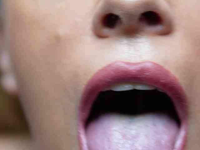 NaomiAmora webcam