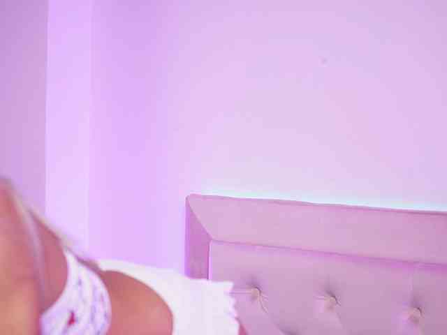 NaomiAmora webcam