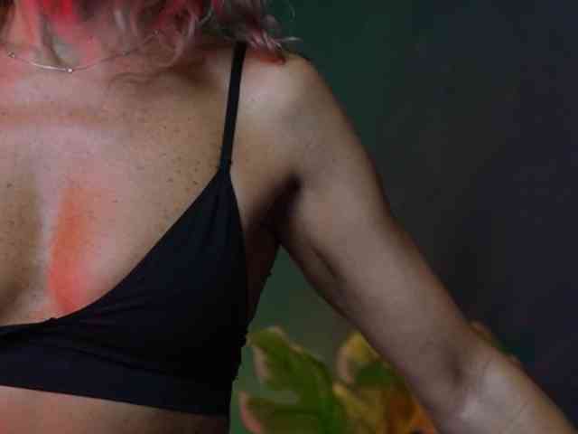 NaomiAmora webcam