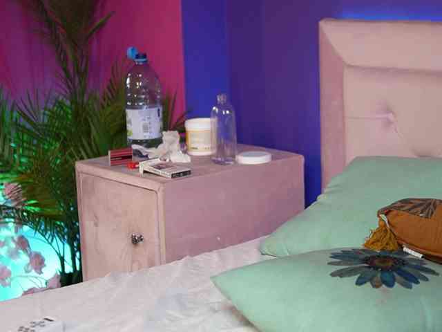 NaomiAmora webcam