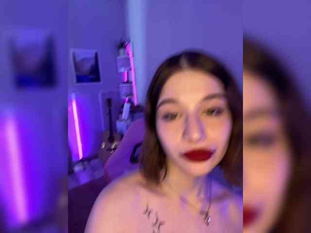 Este modelo está ao vivo agora. ShanelManro