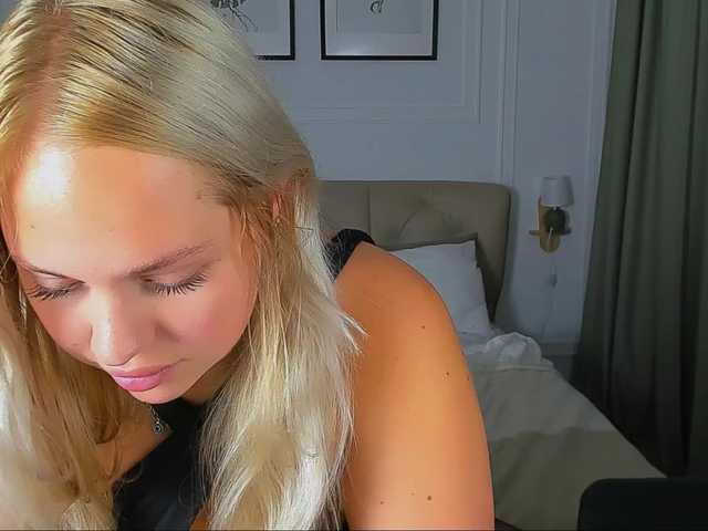 BlondiNi live cam on BongaCams