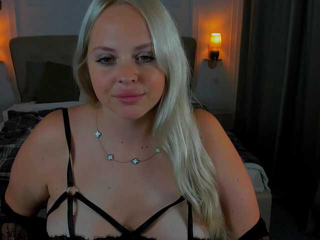 BlondiNi live cam on BongaCams