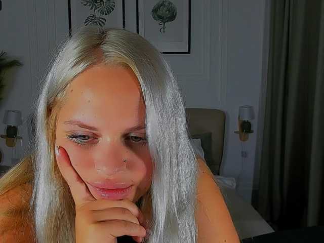 BlondiNi live webcam show