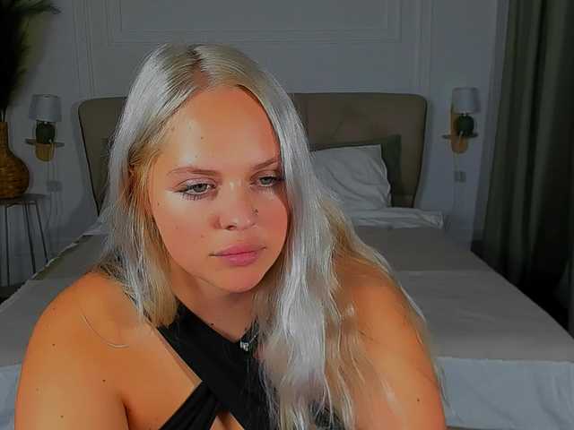BlondiNi live webcam show