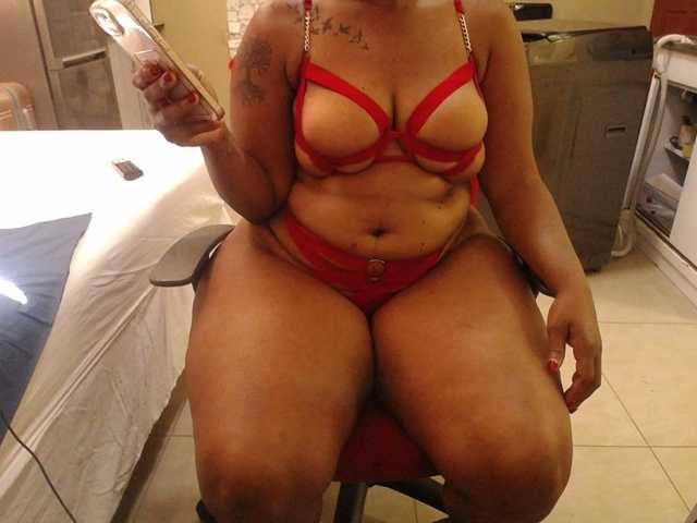 Wildcurves90 live cam on BongaCams