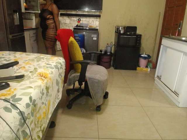 Wildcurves90 live cam on BongaCams