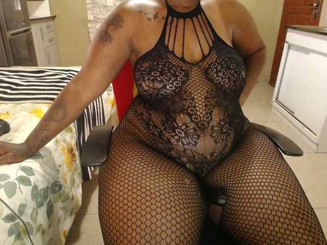 Wildcurves90 live cam on BongaCams